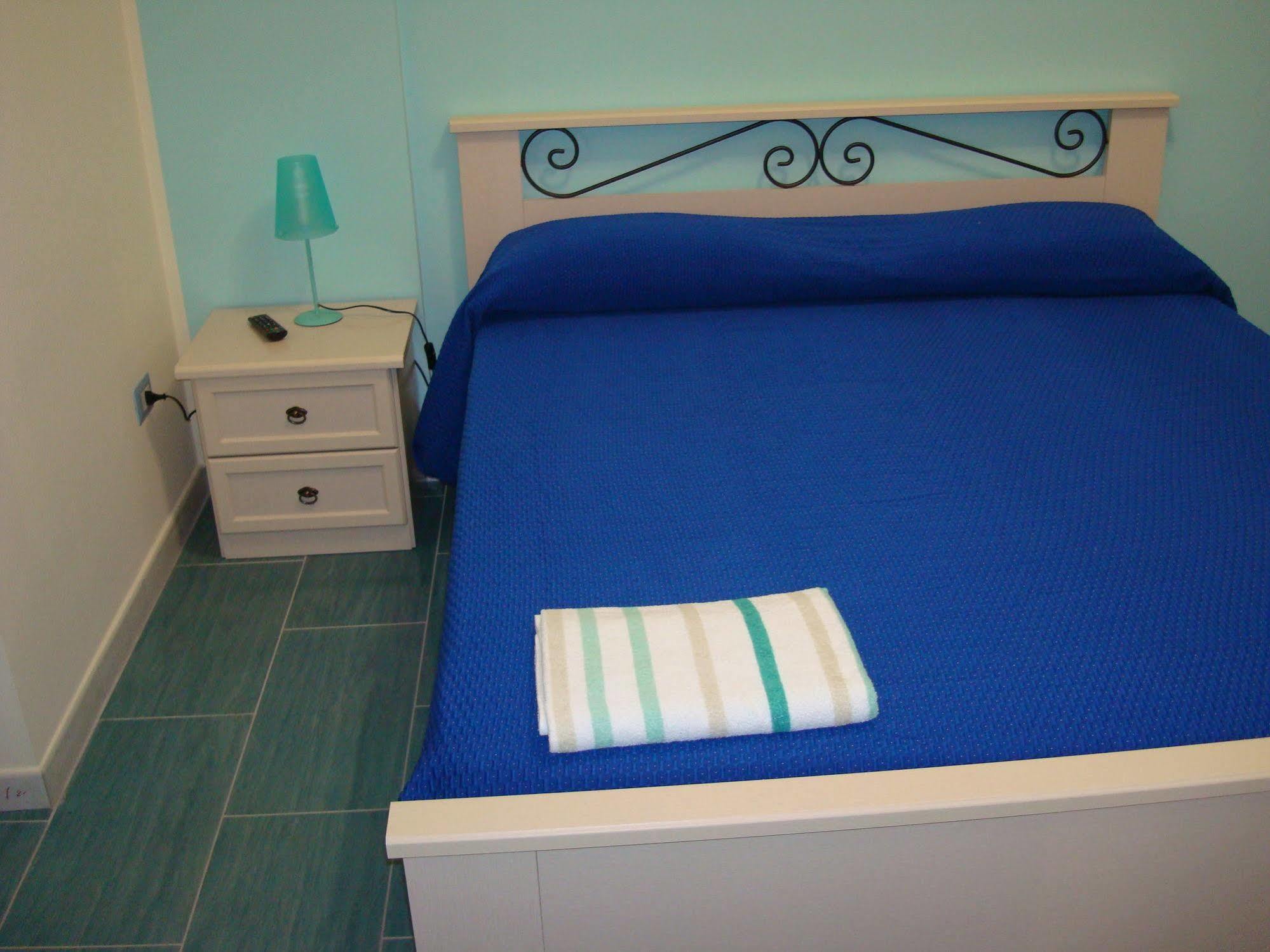Guest House Mare E Luna ฟูเมเฟรดโดบรูซิโอ ภายนอก รูปภาพ